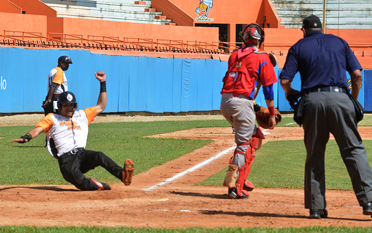 Villa Clara anota su cuarta carrera en el cuarto juego contra Artemisa en la 61 Serie Nacional de Béisbol.