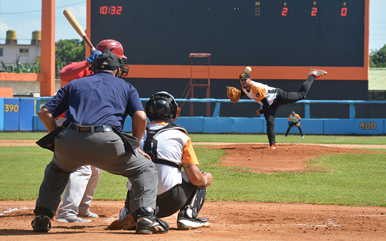 Momento del cuarto juego entre Artemisa y Villa Clara en la 61 Serie Nacional de Béisbol.