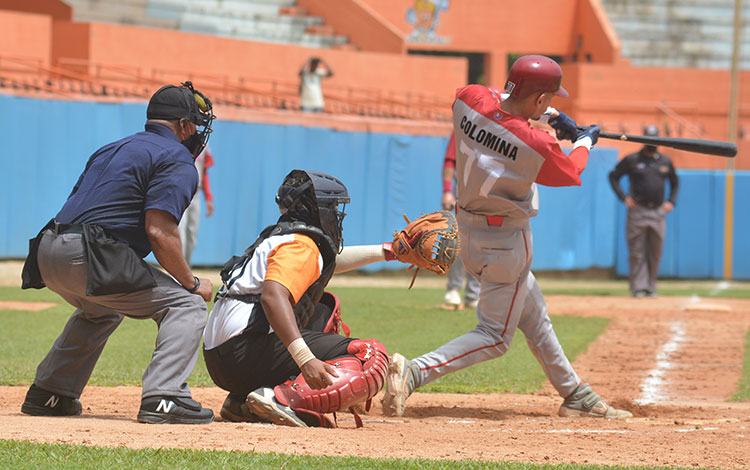 Jonah Colomina batea por Mayabeque.