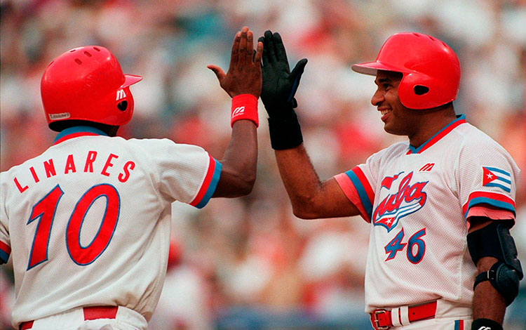 Omar LInares y Orestes Kindelán, peloteros cubanos.