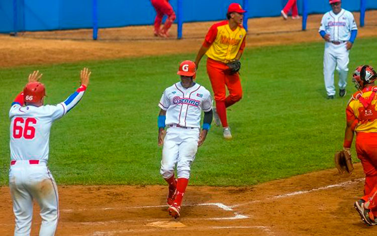 Granma anota carrera contra Matanzas en el primer juego de la final de  la 61 SNB.