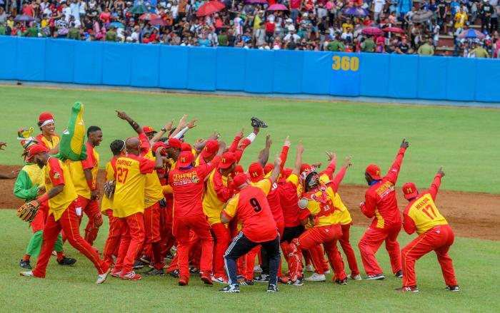 Equipo de Matanzas celebra victoria contra Granma en el segundo juego de la final de la 61 Serie Nacional de Béisbol.