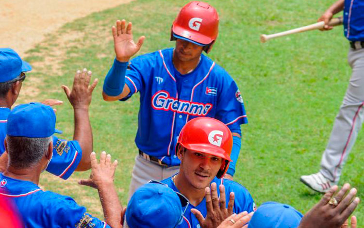 Equipo Granma celebra carreras contra Matanzas.