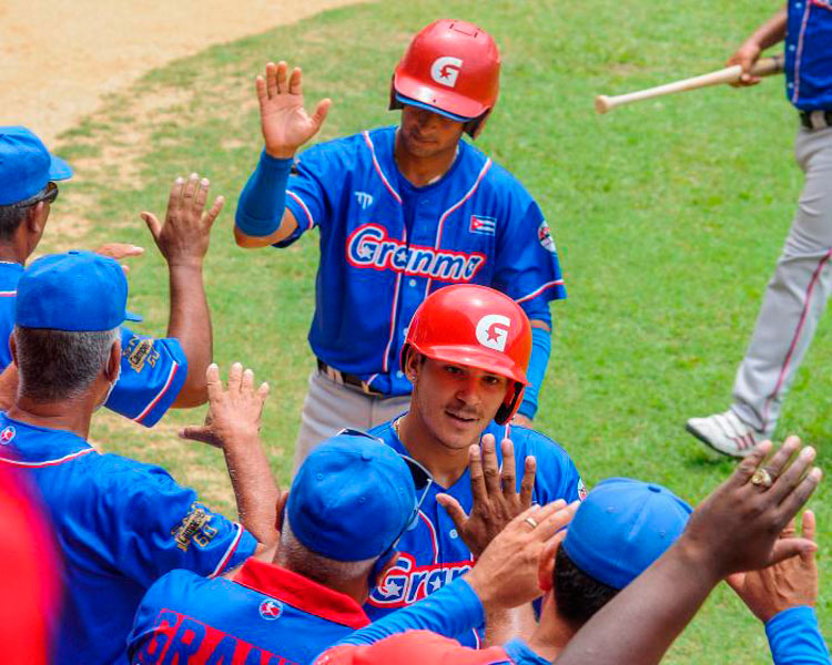 Equipo Granma celebra carreras contra Matanzas.