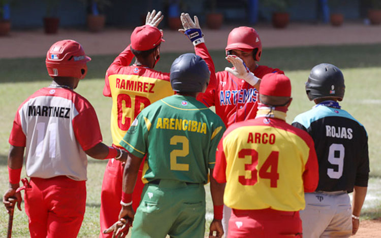 Peloteros de diferentes equipos durante el Juego de las Estrellas de la 61 Serie Nacional de Béisbol.