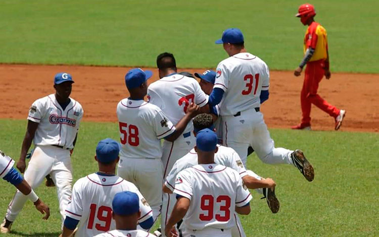 Equipo Granma celebra la igualada, 3-3, en el play off final de la 61 Serie Nacional de Béisbol.