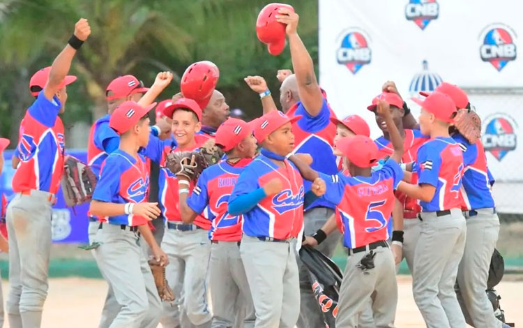 Equipo Santa Clara celebra victoria en el torneo caribeño de las Pequeñas Ligas, en República Dominicana.