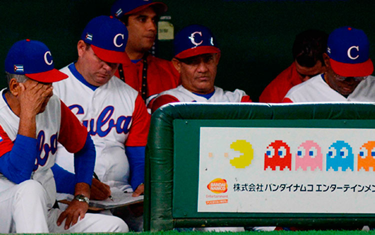 Cuerpo de dirección del equipo Cuba durante el juego contra Holanda en el Clásico Mundial de Béisbol de 2017.