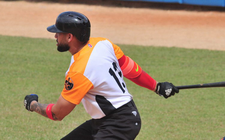 Ariel Pestano Rosado, único bateador anfitrión que disparó más de un indiscutible. (Foto: Carolina Vilches Monzón).