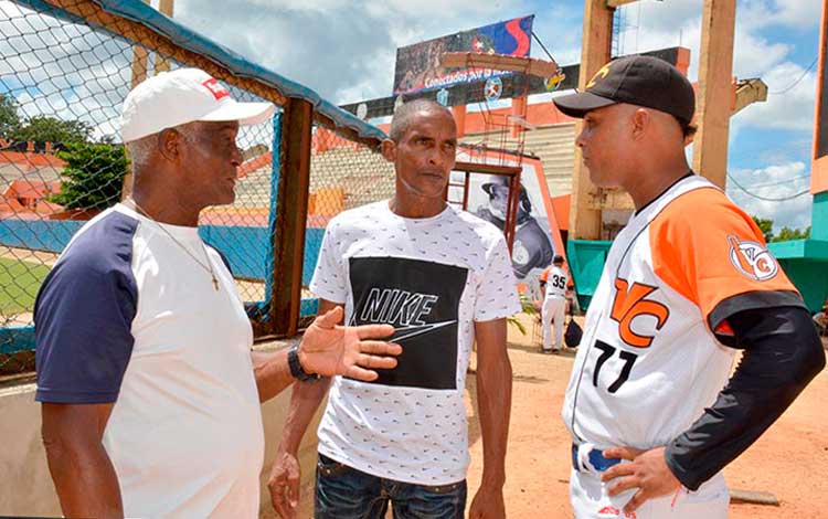 Oscar Luis Aveillé (a la derecha) limitó el gasto ofensivo de los mayabequenses y se apuntó su segunda victoria en el campeonato. En la foto junto a su abuelo Alfredo Aveillé Machín (izquierda) y su tío Alfredo Joaquín Aveillé (en el centro), otroras jugadores del equipo villaclareño de adultos. (Foto: Ramón Barreras Valdés/archivo de Vanguardia).