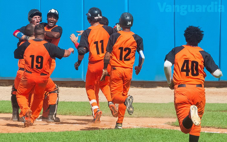 Equipo Villa Clara celebra victoria en el cuarto juego de la final de la VII Serie Nacional de Béisbol sub-23.