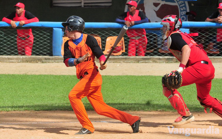 Randy Alonso impulsa la carrera del triunfo en el cuarto juego contra Santiago de Cuba.