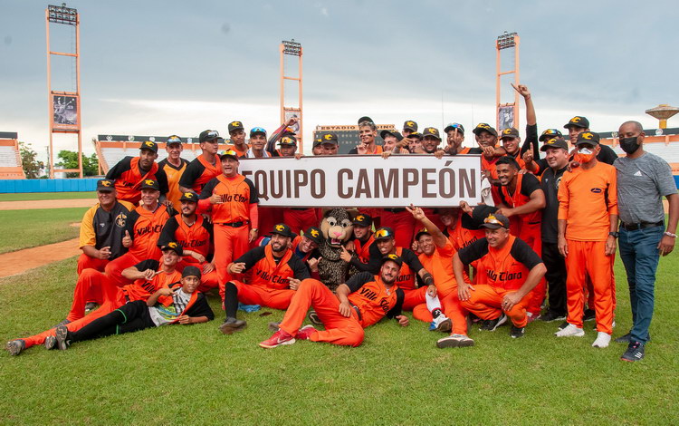 Equipo Villa Clara, campeón de la VII Serie Nacional de Béisbol Sub-23.