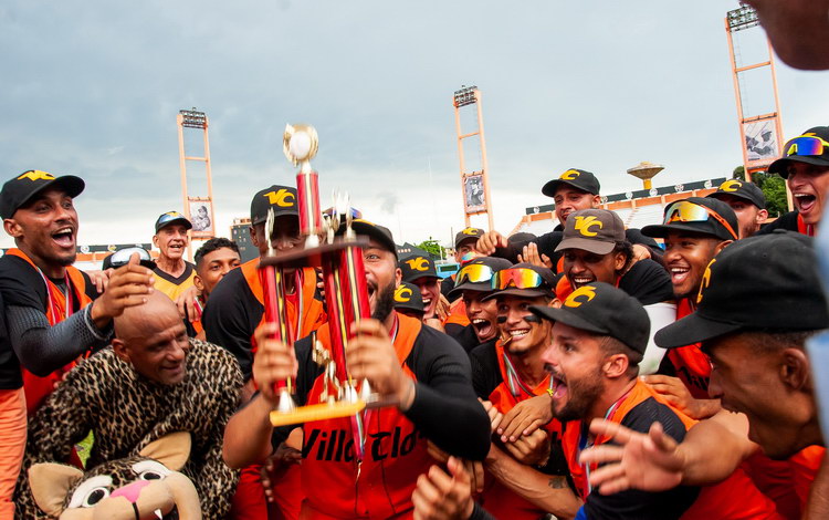 Villa Clara alza el trofeo de la VII Serie Nacional de Béisbol Sub-23.