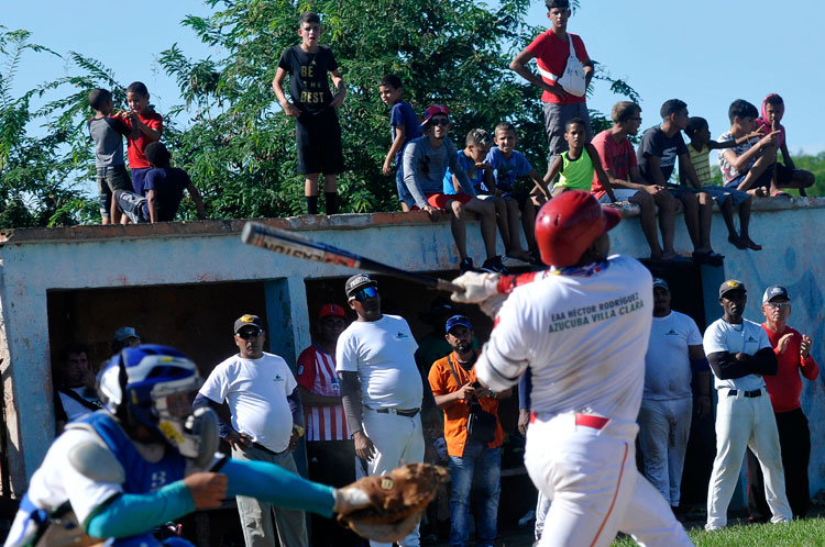 Momento del último juego entre los centrales Héctor Rodríguez y Primero de Enero.