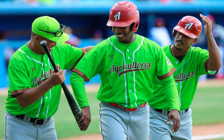 Peloteros del equipo Agricultores, de la I Serie Élite de Béisbol en Cuba.