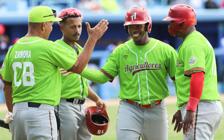 Peloteros del equipo Agricultores, líder de la Liga Élite del Béisbol Cubano..