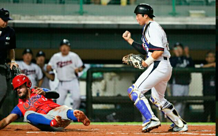 Corea del Sur contra Cuba en la Copa Mundial de Béisbol Sub-23.