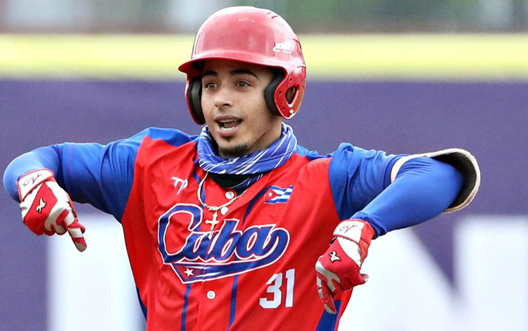 Bryan González conectó doblete que impulsó la carrera del triunfo de Cuba.