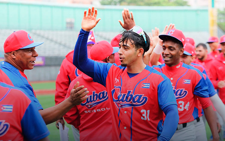 Cuba celebra la victoria, 2-0, contra México.