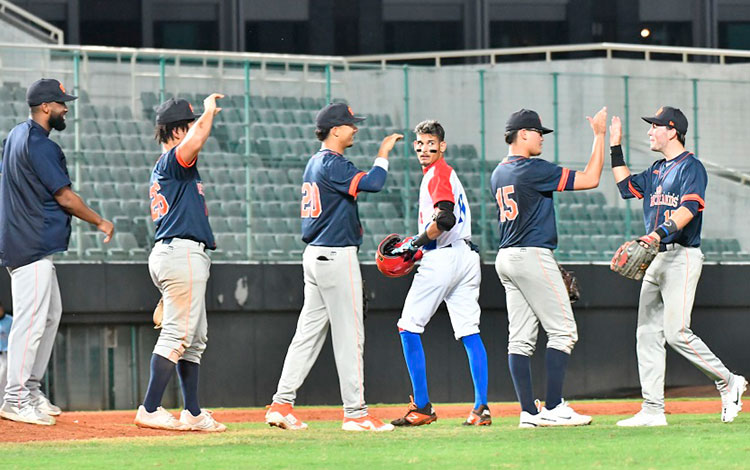 Países Bajos celebra victoria contra Cuba en el Mundial de Béisbol Sub-23.