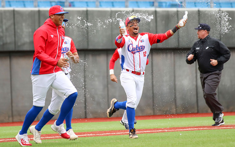 Cuba celebra la victoria, 3-1, contra Australia.