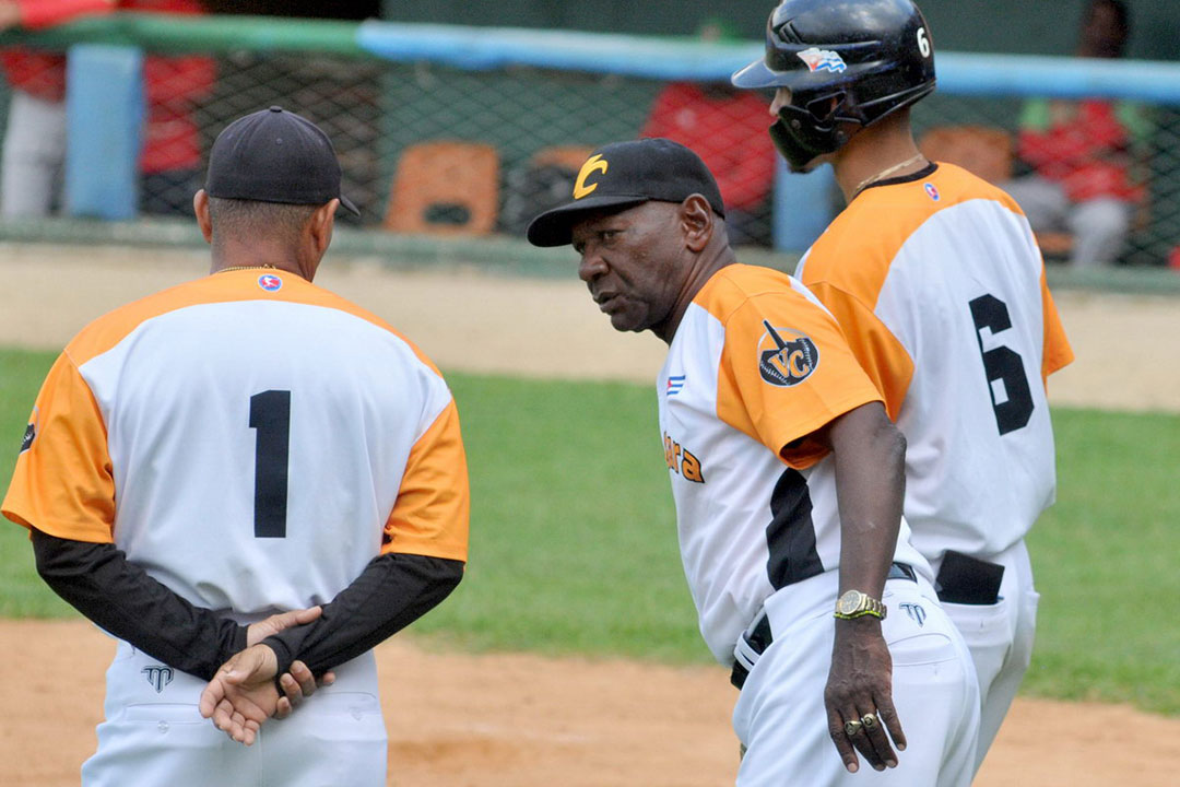 Ramón Moré Flaqué, mánager del equipo Villa Clara de béisbol, durante un juego en el estadio Sandino.