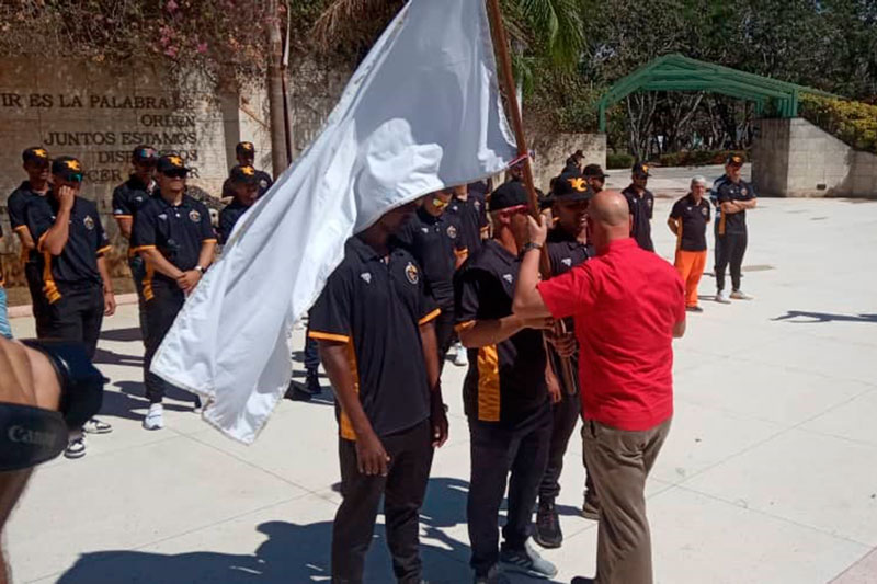 Entrega de la bandera al equipo Villa Clara.