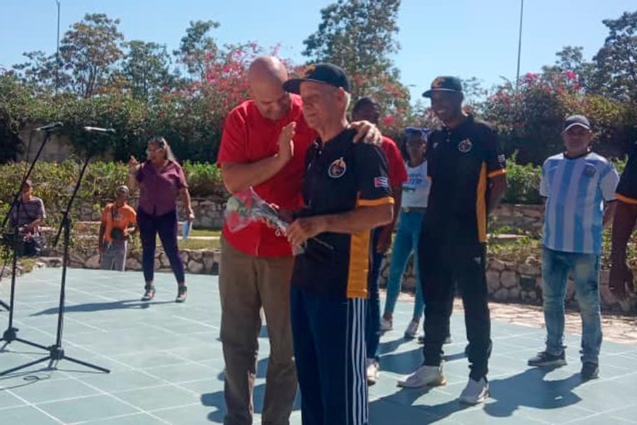 Entrenador Roberto Pupo recibe la medalla Aniversario 65 de la Batalla de Santa Clara.