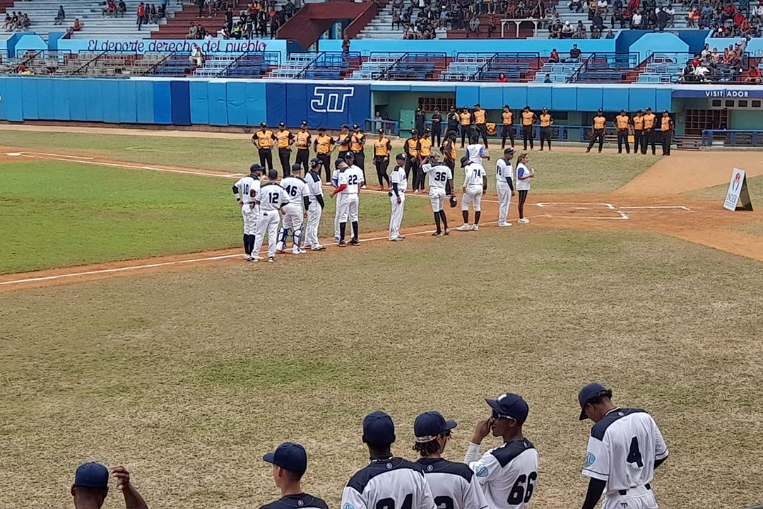 Equipos de Holguín y Villa Clara en la inauguración de la subserie.