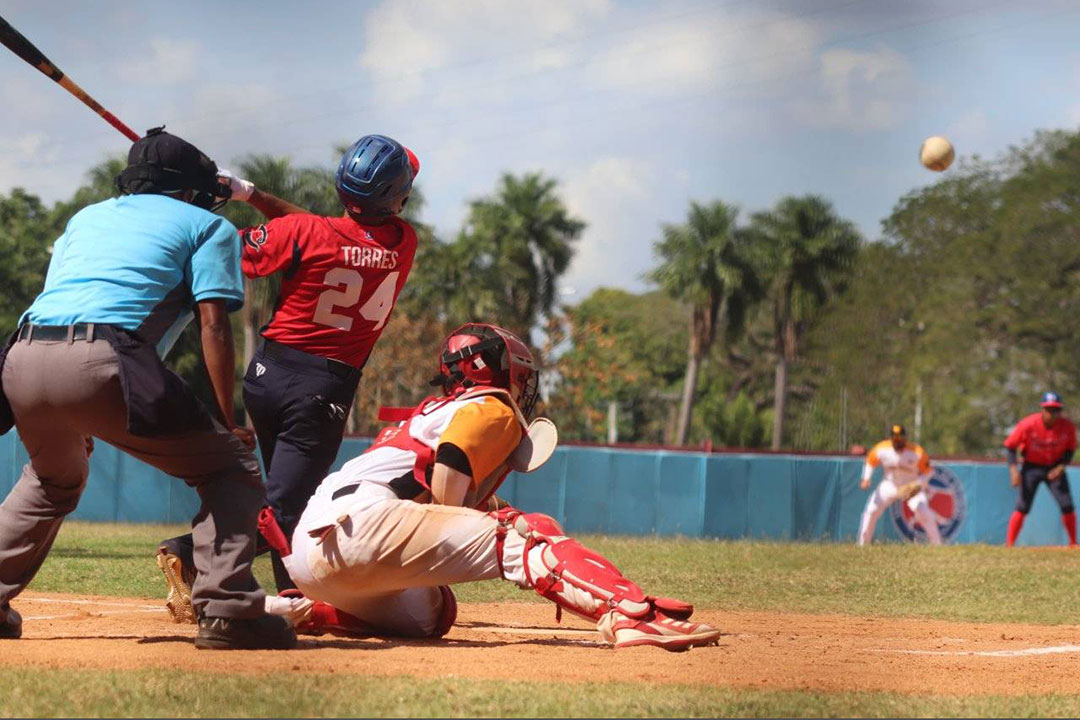 Addiel Torres batea contra Villa Clara.