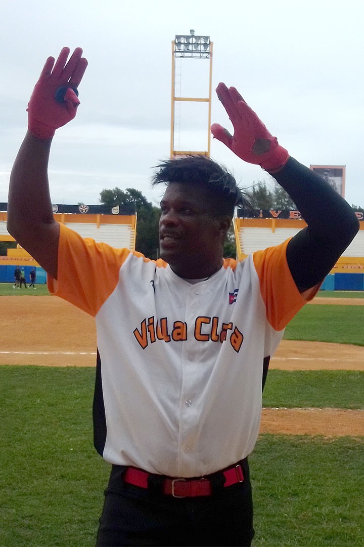 Pedro Luis Chávez, pelotero de Villa Clara, celebra jonrón de oro contra Cienfuegos.