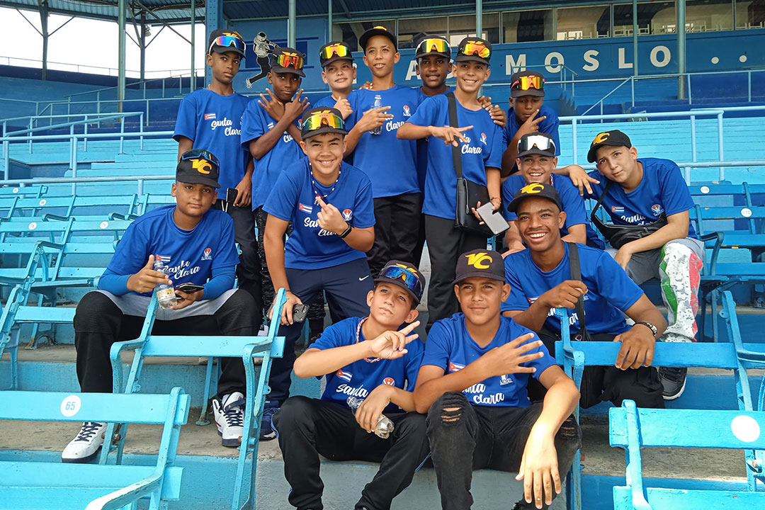 Equipo Santa Clara de las Pequeñas Ligas de Béisbol, en una visita al estadio Latinoamericano.