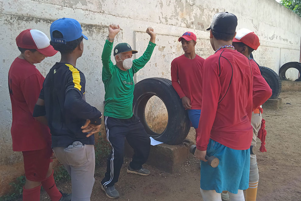 Preparador Roberto Pupo entrena a los lanzadores del equipo Santa Clara de las Pequeñas Ligas.