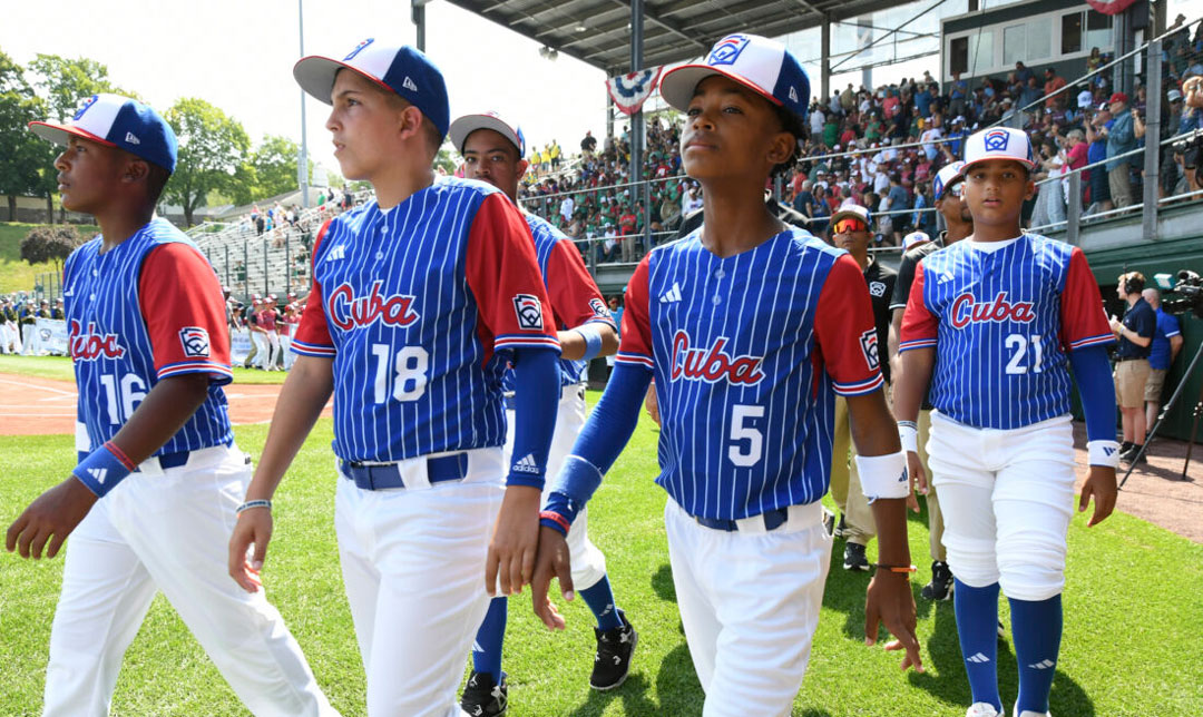 Equipo Santa Clara en el primer juego de la Serie Mundial de las Pequeñas Ligas.