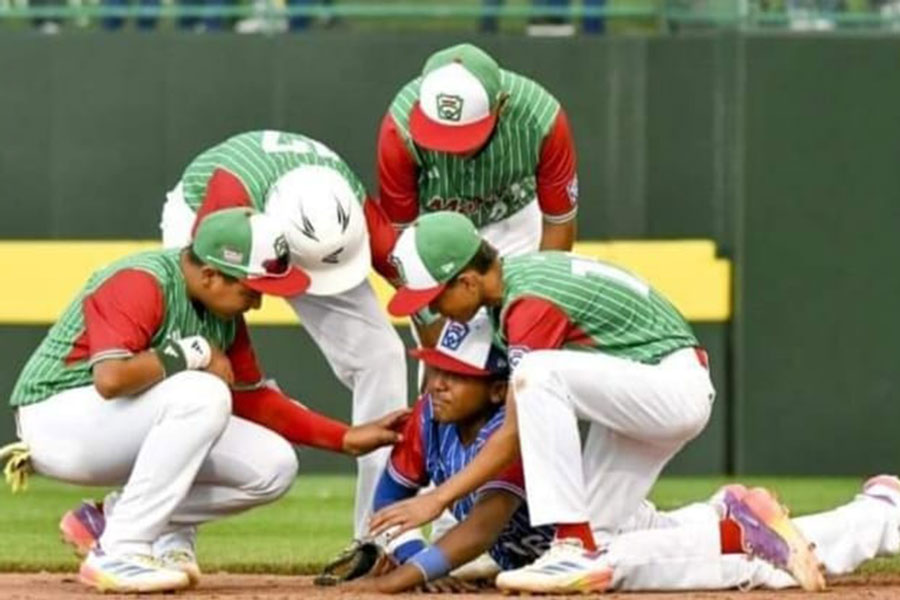 Leonardo Junco, pelotero de Santa Clara, es animado por los mexicanos.