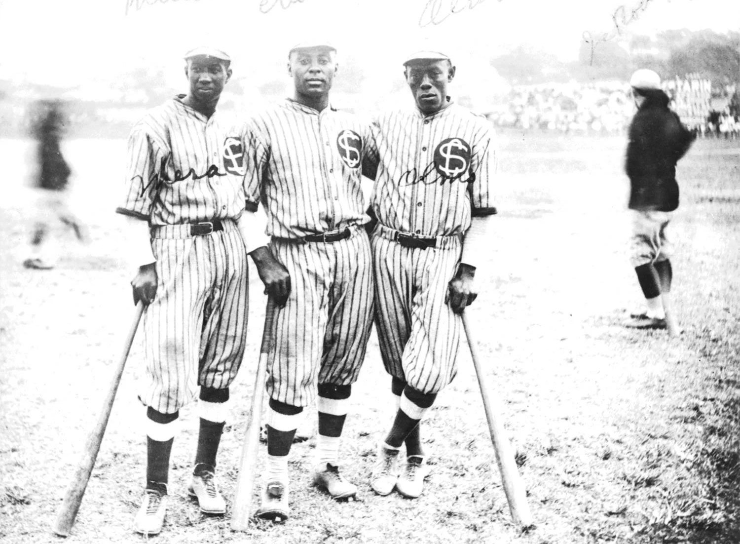 Pie de foto: Pablo Champion Mesa, el norteamericano Oscar Charleston y el Caballero Oms, formidable trío de patrulleros de los Leopardos de Santa Clara sobre el que el mánager de los Gigantes de Nueva York, John McGraw, dijo que eran los mejores jardineros que había visto en su vida. 