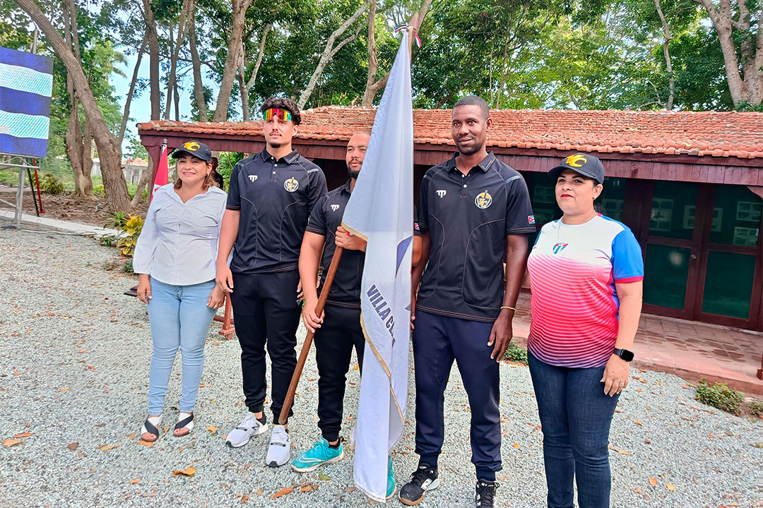 Mailon Tomás Alonso, capitán, porta la bandera del equipo Villa Clara que intervendrá en la 64 Serie Nacional.