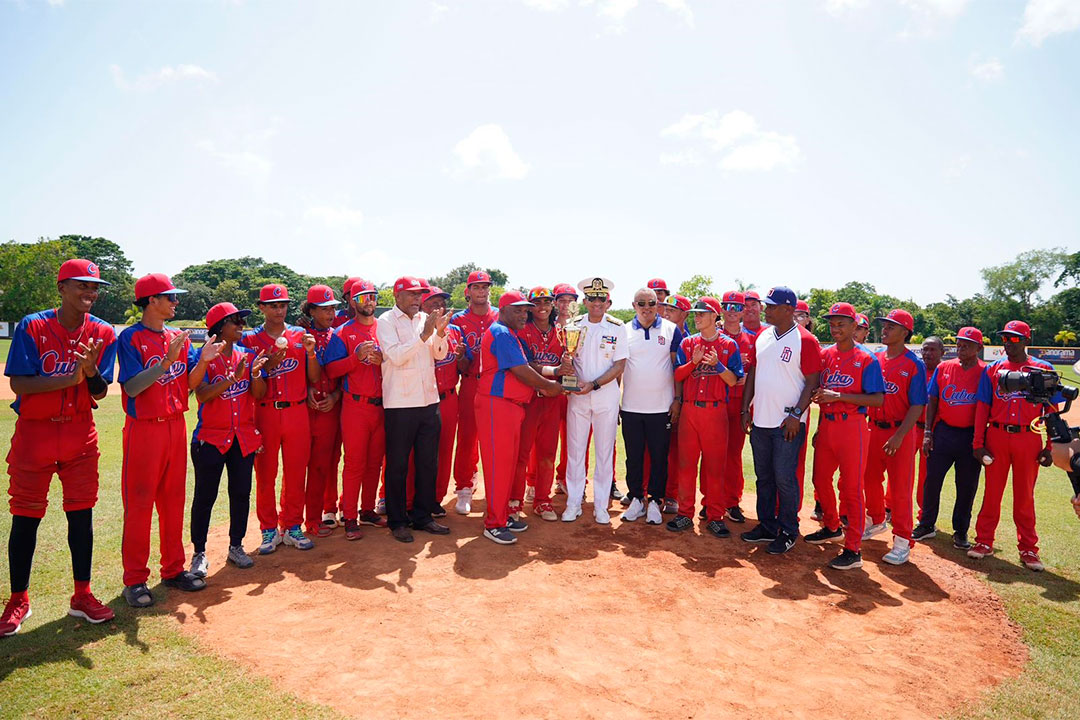 Cuba recibe el trofeo del Panamericano Sub-15 dde béisbol.