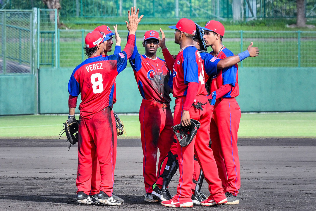 Equipo Cuba sub-18 celebra victoria contra Sudáfrica.