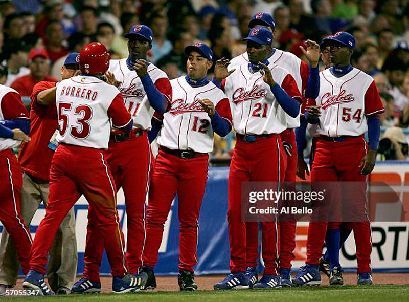 Ariel Borrero anota carrera contra Puerto Rico en el Clásico Mundial de 2006.