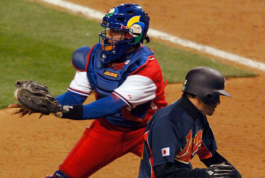 Ariel Pestano en jugada contra Puerto Rico en el Primer Clásico Mundial de Béisbol.