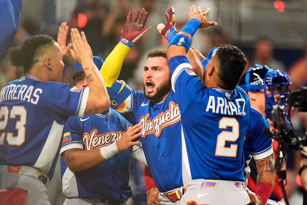 Peloteros venezolanos celebran el jonrón de Abreu.