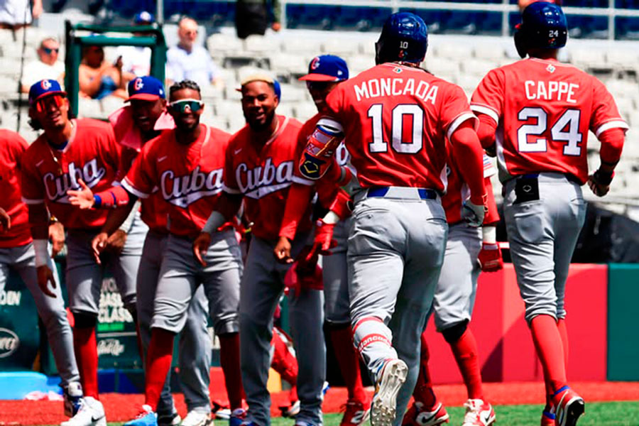 Equipo Cuba saluda a Yoan Moncada tras jonrón contra Panamá.