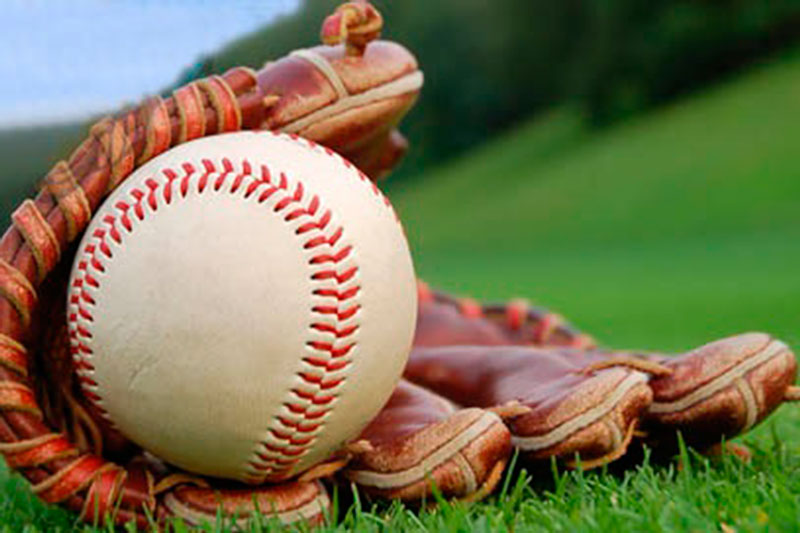 Guante con pelota de béisbol.