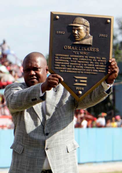 Omar Linares, exaltado al Salón de la Fama del Béisbol Cubano en 2014.