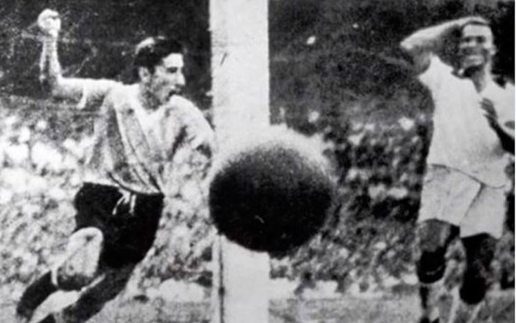 Alcides Ghiggia anota el gol de Uruguay contra Brasil en el Maracaná en 1950.