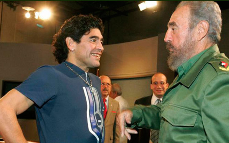 Fidel Castro Ruz y Diego Armando Maradona tras asistir a la Mesa Redonda  el 27 de octubre de 2005. 