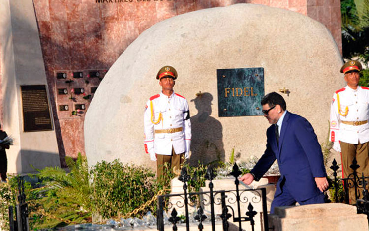 Diego Armando Maradona deposita una flor ante el monolito donde fueron colocadas las cenizas de Fidel.