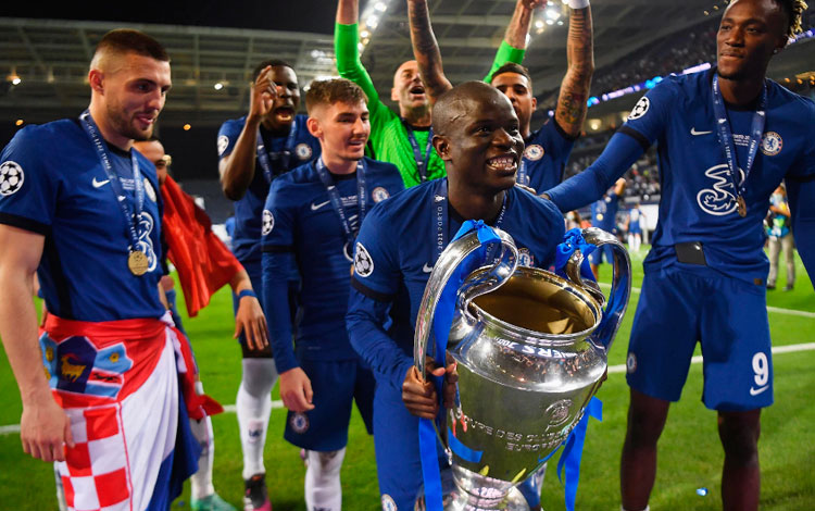 Ngolo Kanté celebra con la copa de la Champios.